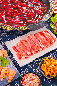 火锅白天羊肉卷大虾室内红辣椒摄影图配图