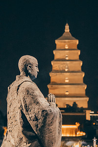 古建筑摄影照片_西安大雁塔下的石雕夜晚石雕室外静物摄影图配图