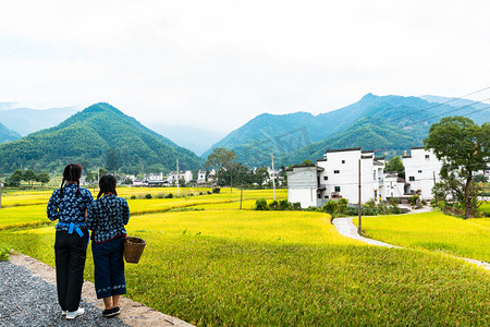 芦村田园风景上午两个人户外看风景摄影图配图