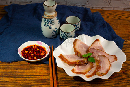 台湾卤肉摄影照片_餐饮白天肘子片室内卤肉摄影图配图