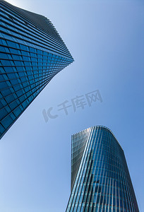 红白蓝ppt摄影照片_重庆北区仙桃数据谷中心上午写字楼室外拍摄摄影图配图