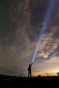 星空云彩摄影照片_家庭旅游天黑星空山区移动摄影图配图