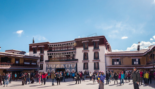 西藏旅行摄影照片_广场中午建筑拉萨摄影摄影图配图