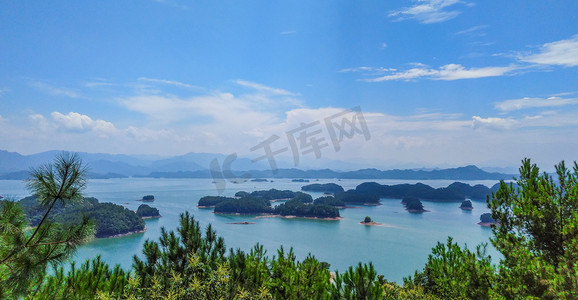 蓝天风光摄影照片_杭州千岛湖风光白天千岛湖千岛湖风光摄影图配图