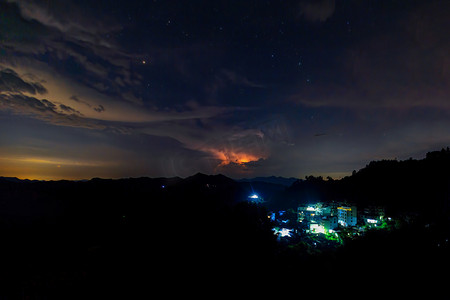 家庭旅游黑夜星空山区飘动摄影图配图