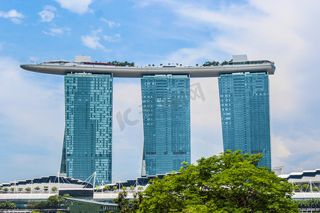 湛江海湾大桥摄影照片_新加坡金沙酒店地标白天金沙酒店新加坡静物摄影图配图