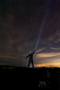 黑夜风景摄影照片_旅行黑夜人物天空飘动摄影图配图