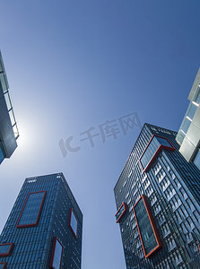 蓝色金融ppt摄影照片_重庆市两江新区总部广场上午写字楼室外办公摄影图配图