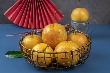 水果篮满满的秋季梨子新鲜水果摄影图配图