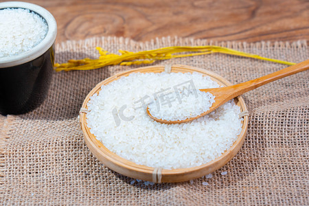 水稻白天大米室内秋季粮食摄影图配图