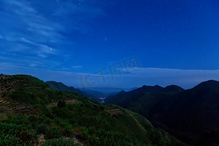 星空黑夜摄影照片_秋季风景黑夜山峰山区移动摄影图配图