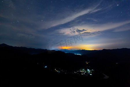 家庭旅游夜星空山区飘动摄影图配图