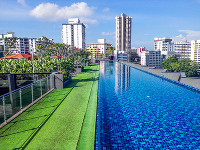 海边度假酒店摄影照片_新加坡度假酒店楼顶游泳池白天游泳池游泳池游泳摄影图配图