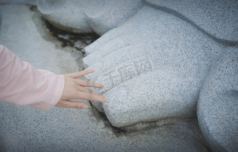 摸佛脚的女子下午手寺庙无摄影图配图