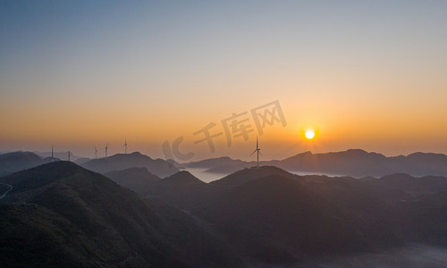 坪摄影照片_重庆狮子风力发电场夕阳风车室外旅游摄影图配图