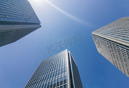 光电logo摄影照片_重庆两江新区总部广场光电园上午写字楼室外拍摄摄影图配图
