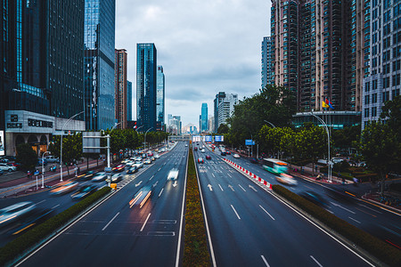 武汉城市交通白天交通徐东大道慢门摄影图配图