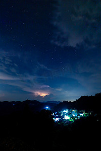 家庭旅游半夜星空山区飘动摄影图配图