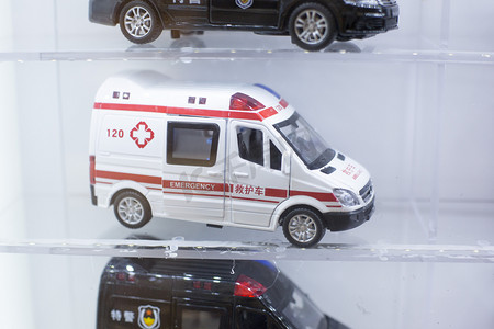 车模型救护车车模展示摄影图配图