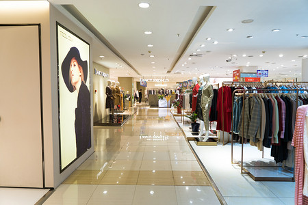 商场白天服装摆放购物中心购物摄影图配图
