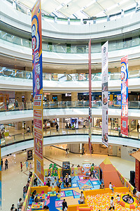 商场购物白天空间结构商场购物摄影图配图