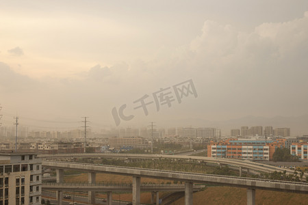 义乌城市摄影照片_城市危机白天沙尘暴户外建筑实拍摄影图配图