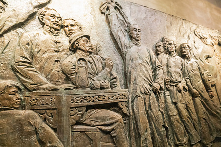 辛亥革命纪念馆摄影照片_辛亥革命纪念馆石雕战士展览下午石雕路面拍摄摄影图配图