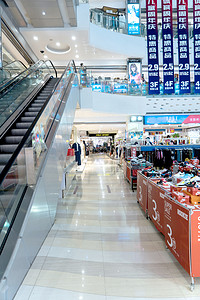 购物广场白天空间结构商场购物摄影图配图
