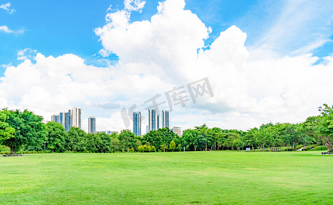 天空风景图摄影照片_草地绿化蓝天白云摄影图配图