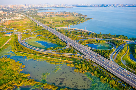 现代城市晴天摄影照片_武汉城市交通枢纽晴天交通枢纽文化大道航拍摄影图配图