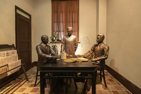 辛亥革命纪念馆革命人士讨论国事下午雕塑人像路面拍摄摄影图配图