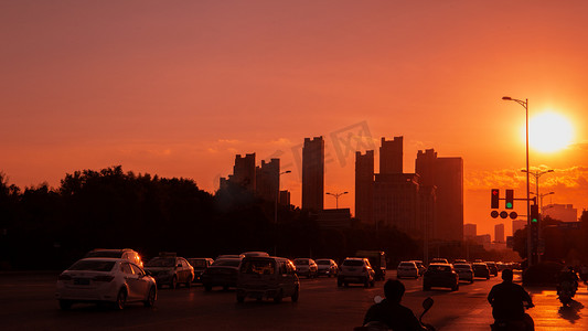 上下班摄影照片_夕阳车流夕阳夕阳车流马路车流摄影图配图