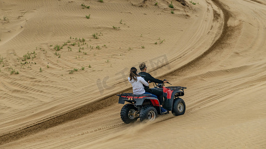 沙漠骑行上午机动车秋季素材摄影图配图