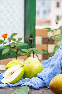 香梨脆甜应季水果中午香梨室内静物摄影图配图