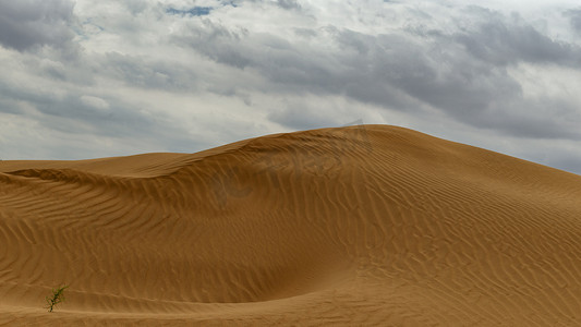 乌云素材摄影照片_沙漠乌云秋季素材摄影图配图