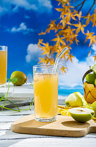 新鲜果汁梨汁下午梨汁室内静物摄影图配图
