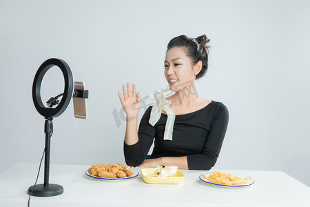 吃货节摄影照片_美食主播向粉丝打招呼平拍摄影图配图