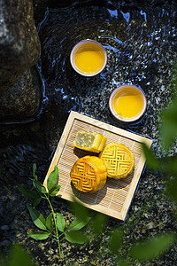 团圆饼摄影照片_美食中秋佳节中秋月饼团圆传统摄影图配图