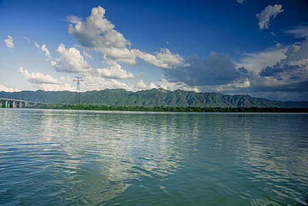 英德仙湖摄影照片_清远英德北江蓝天白云摄影图配图