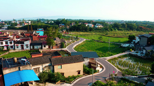 乡村logo摄影照片_农村农田房屋乡村公路建设乡村