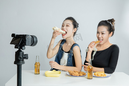 吃货节摄影照片_美女吃播开心的吃美食摄影图配图