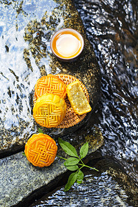 美食传统节日中秋月饼中秋团圆户外摄影图配图