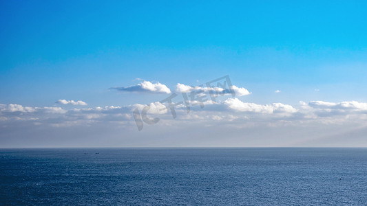 蓝色天空背景海报摄影照片_天空云朵翻腾