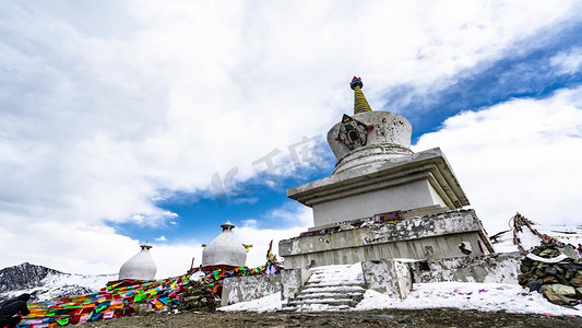 三折页蓝色模板摄影照片_四川康定折多山白塔景点蓝天白云天空风景