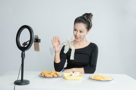 吃货节摄影照片_美食主播吃播向粉丝打招呼平拍摄影图配图