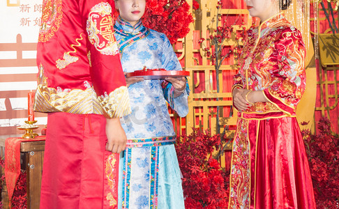 结婚成亲中式婚礼仪式摄影图配图
