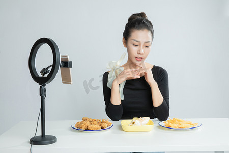 电商美女直播吃美食平拍摄影图配图