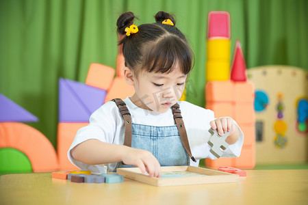 户外白天可爱女孩户外小女孩摄影图配图