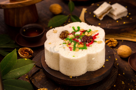 美食上午重阳糕木桌摆放摄影图配图