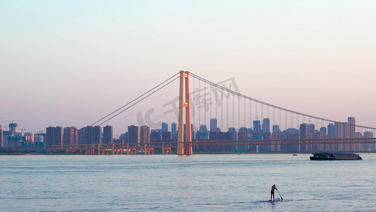 武汉城市杨泗港桥下运动划船